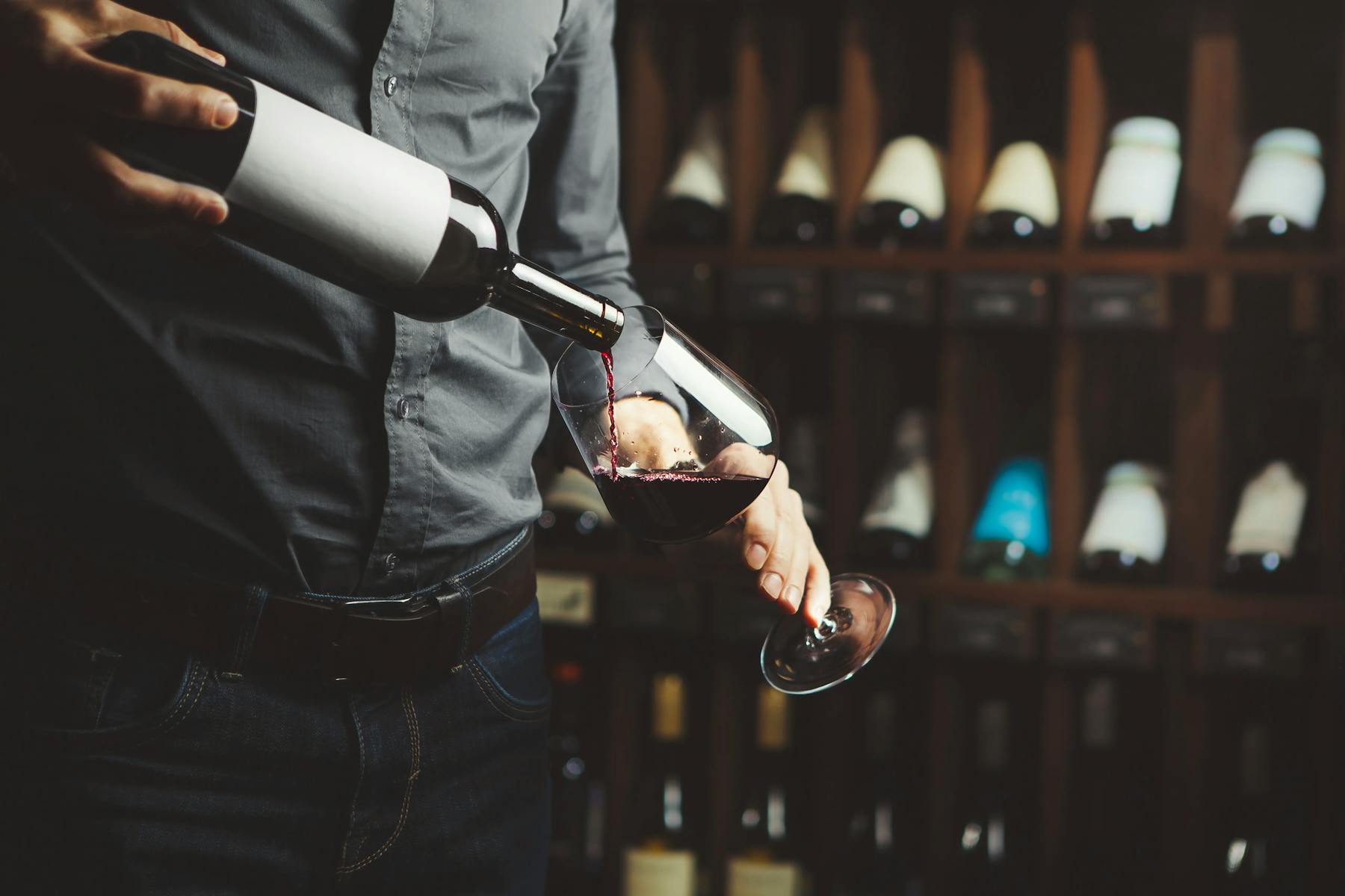 Découvrez les meilleures opportunités d'investissement en vin avec U'wine, ainsi que les régions viticoles renommées et leurs grands crus.